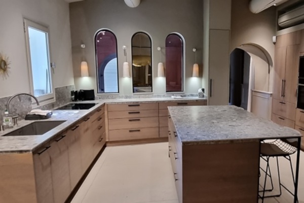 Une alchimie de l’estampille et du statut